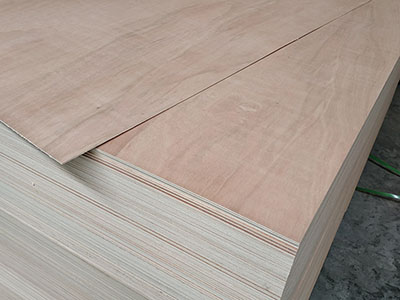 Madera contrachapada comercial