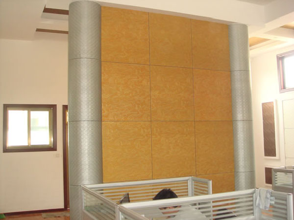 Tablero de fibras duro con relieve